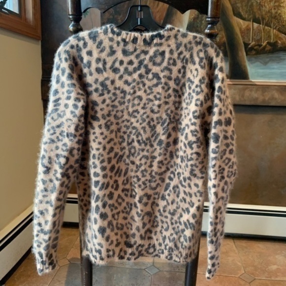 ✨✨Michael Kors Angora V-Neck Leopard Print Fuzzy Sweater ✨XS✨ - Picture 2 of 6